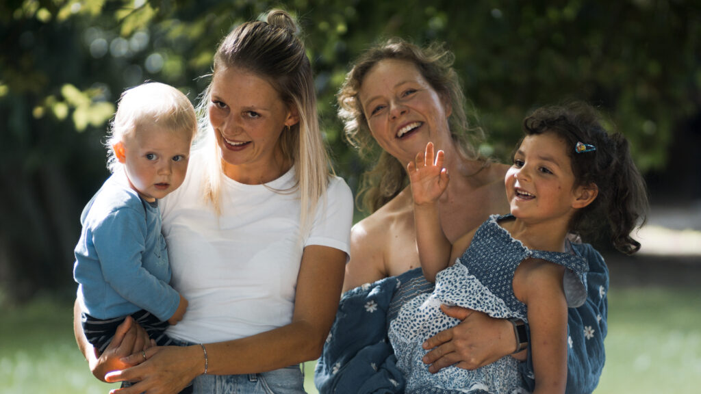 Familien Shooting Outdoor Fotografie fröhlich natürlich lachen