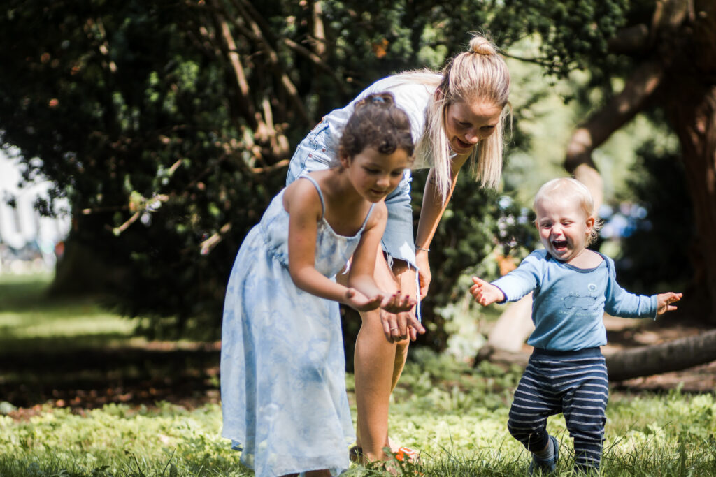 Familien Shooting Outdoor Fotografie fröhlich natürlich lachen