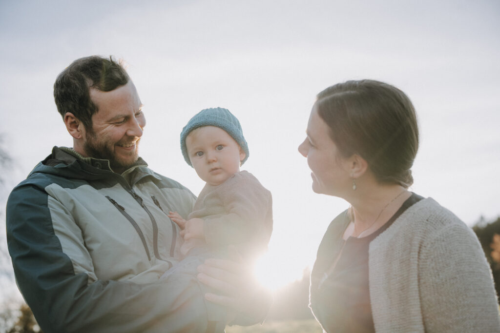 Authentisches Outdoor-Familienshooting einer dreiköpfigen Familie