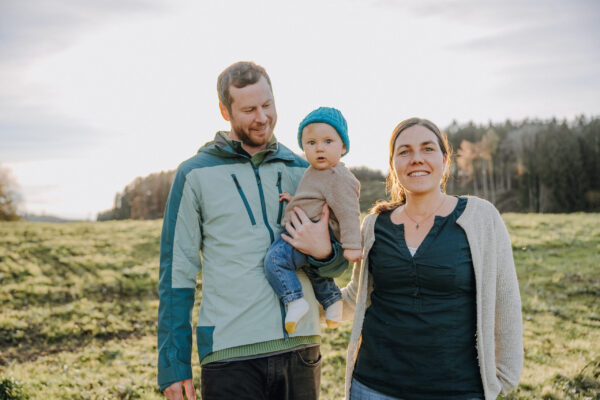 Familienshooting mit Gegenlicht im Allgäu