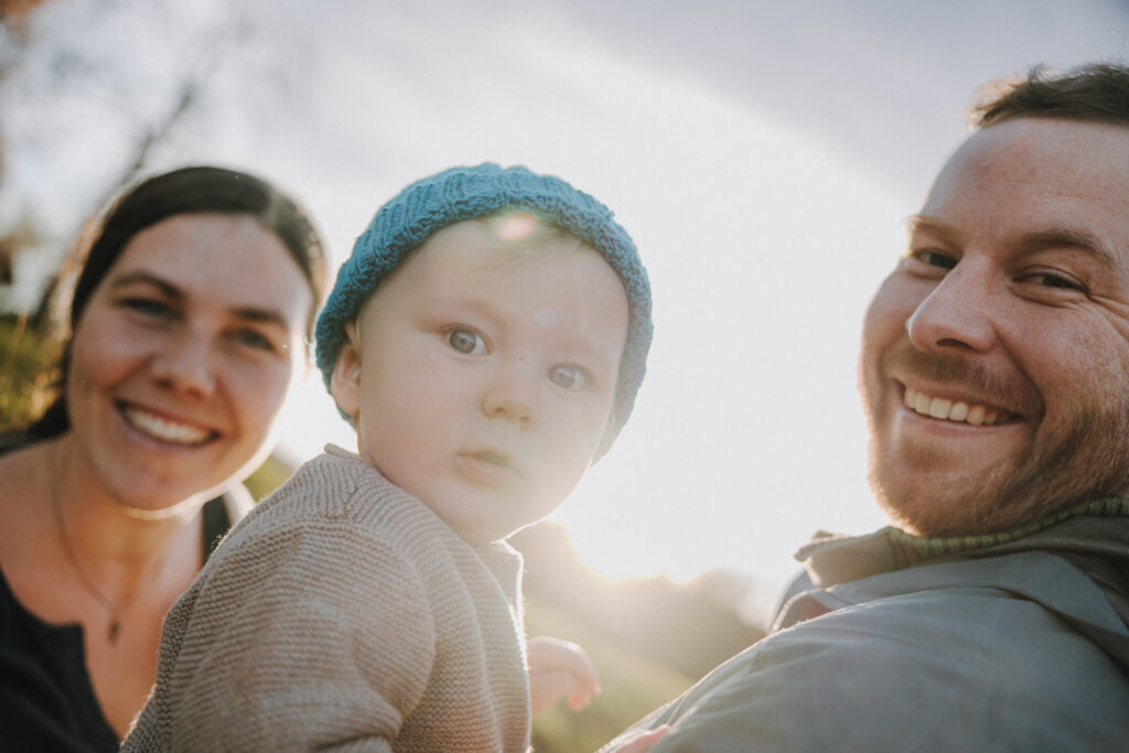 Familie bei einem Outdoor-Familienshooting in Oberschwaben beim gemeinsamen Lachen