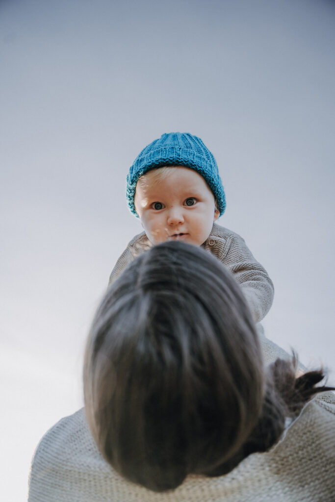 Eltern halten ihr Kind im Arm bei einem Outdoor-Shooting in Oberschwaben
