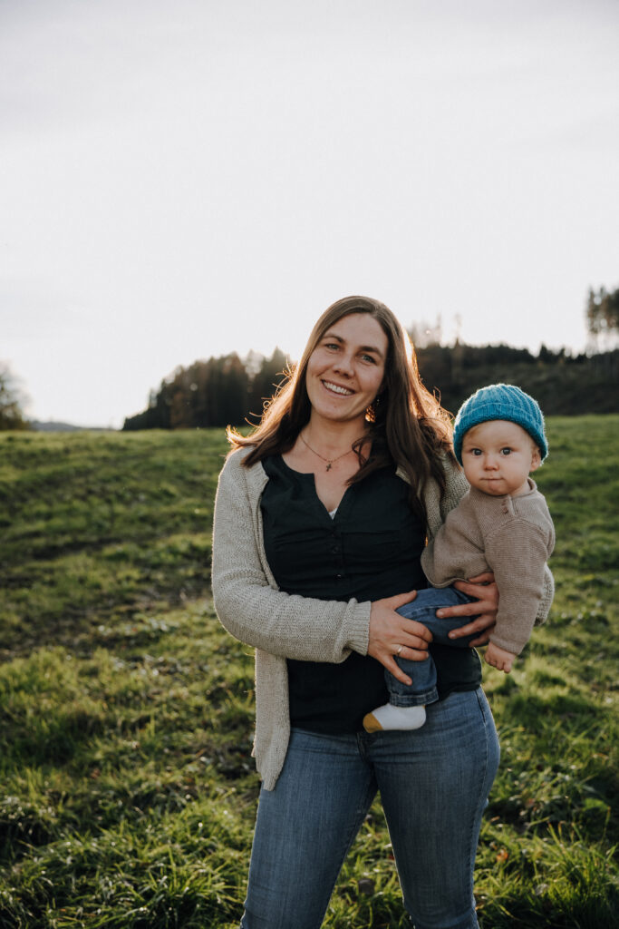 Familienmoment im Gegenlicht – Outdoor-Familienfotografie Allgäu