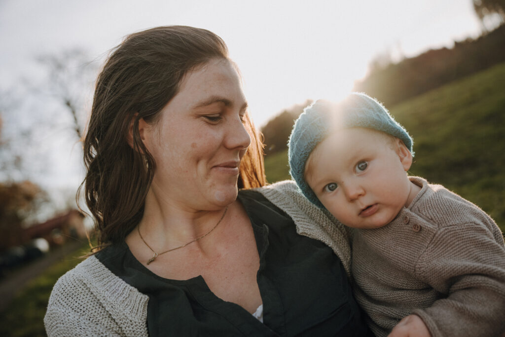 Familienmoment im Gegenlicht – Outdoor-Familienfotografie Ravensburg
