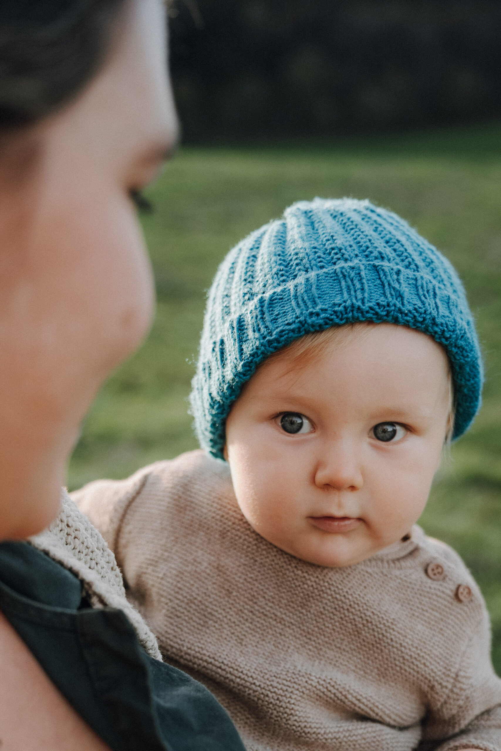 Natürliche Familienfotos im Freien – Eltern mit Kind in Wolfegg