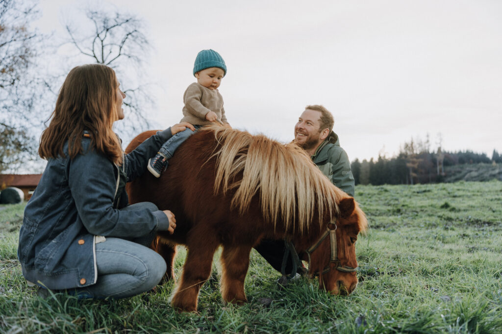 Ungestelltes Familienfoto im Abendlicht in Oberschwaben mit Tier