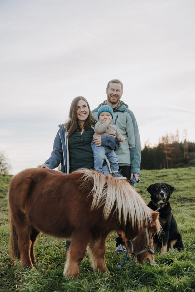 Familienmoment im Gegenlicht – Outdoor-Familienfotografie Wolfegg