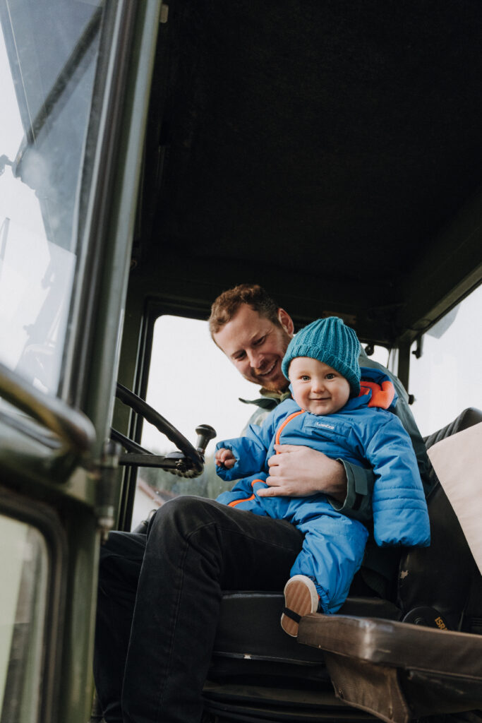 Ungestelltes Familienfoto im Traktor in Wolfegg