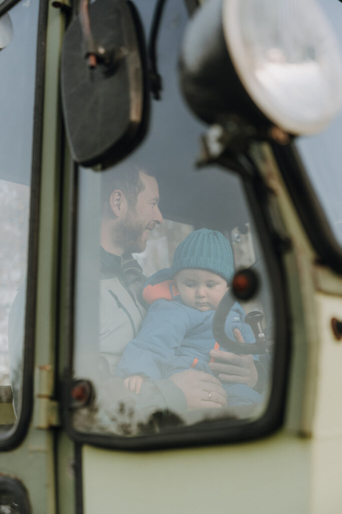 Ungestelltes Familienfoto im Traktorin Oberschwaben