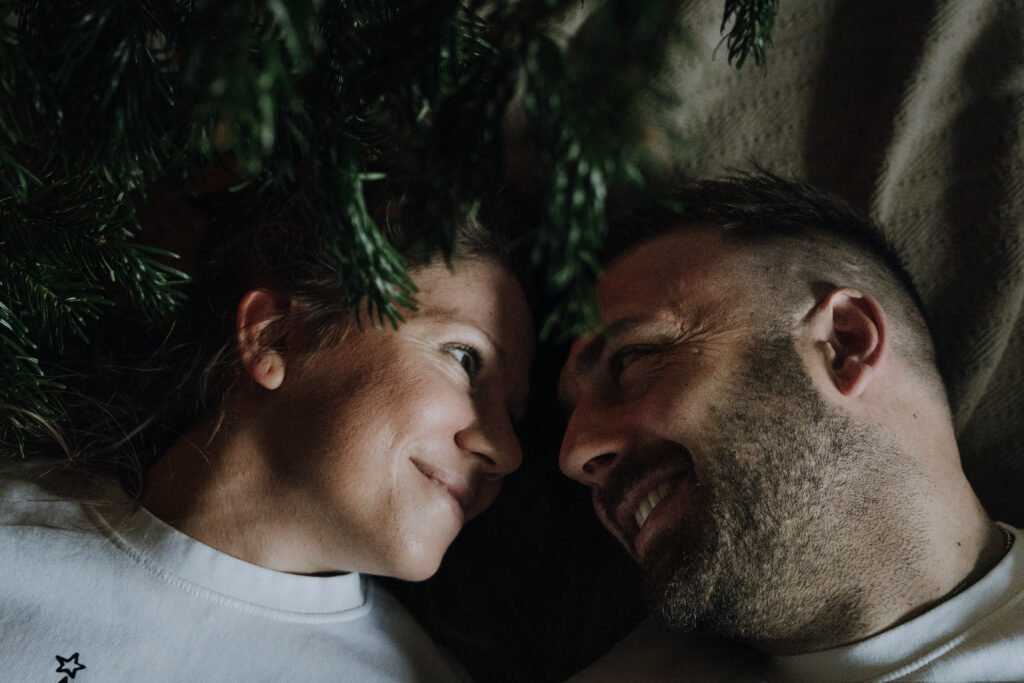 Weihnachtliche Familienbilder in vertrauter Umgebung