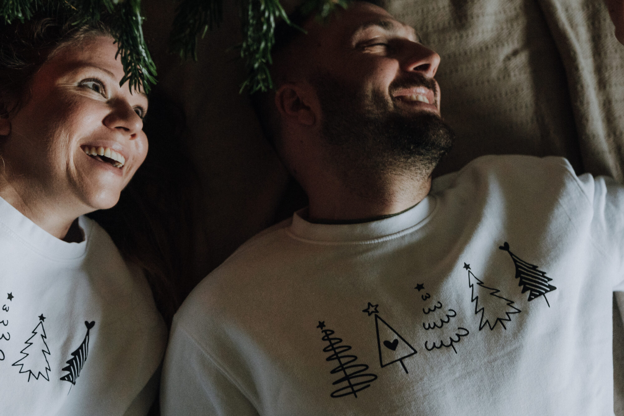 Kuschelige Familienmomente bei einem weihnachtlichen Homeshooting