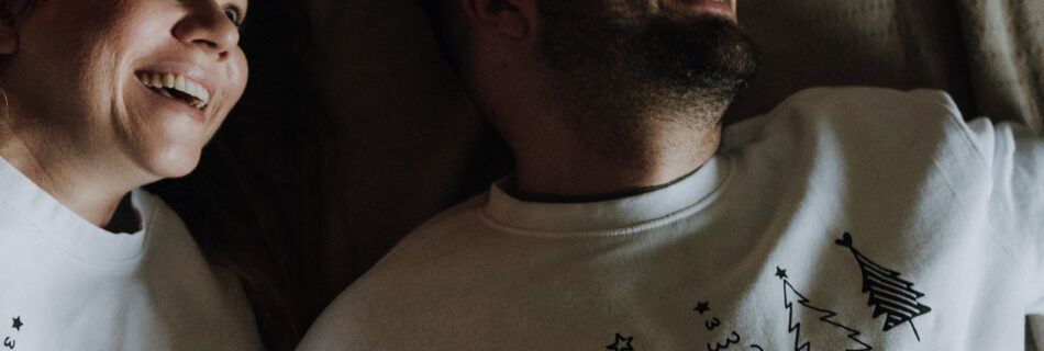 Kuschelige Familienmomente bei einem weihnachtlichen Homeshooting