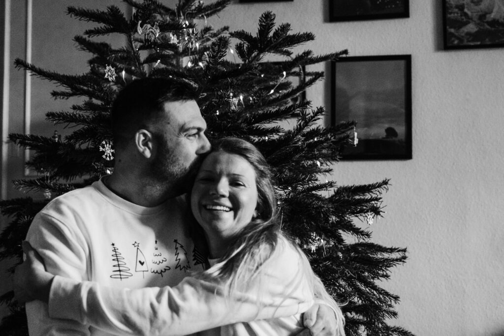 Weihnachtliche Familienbilder in vertrauter Umgebung