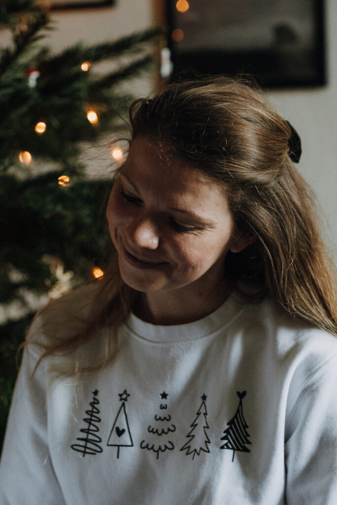 Weihnachtliches Familienshooting zu Hause in Oberschwaben mit lächelnder Mutter