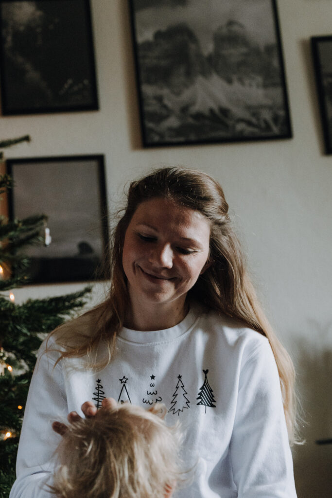 Ungestellte Familienfotografie zu Hause in der Weihnachtszeit
