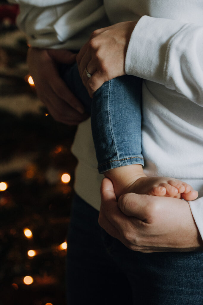 Kuschelige Familienmomente bei einem weihnachtlichen Homeshooting