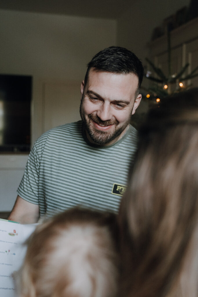 Natürliche Familienfotos im Wohnzimmer bei einem Weihnachtsshooting