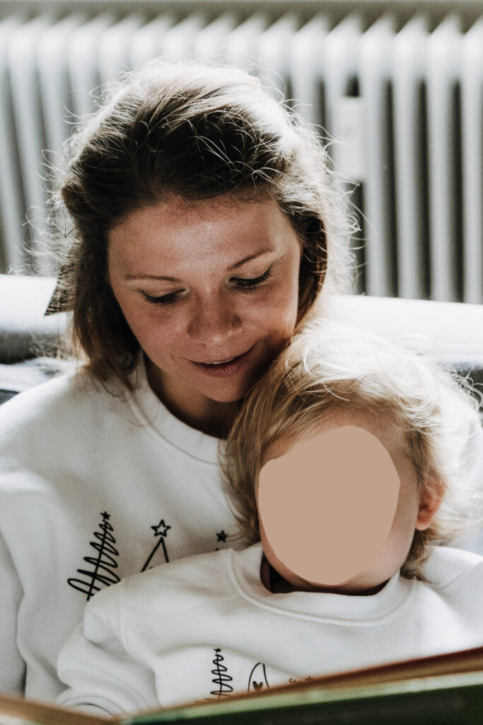 Mama und Kind beim natürlichen Weihnachtsshooting in Oberschwaben